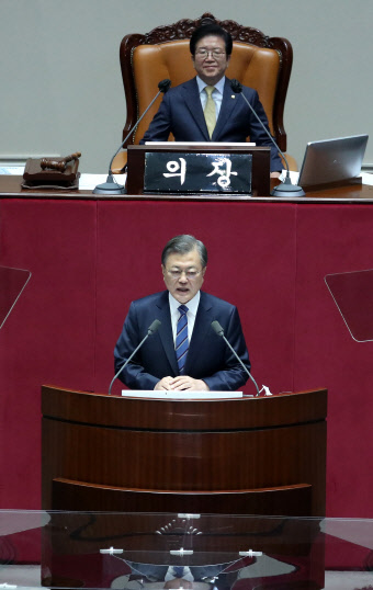 문재인 대통령이 28일 국회 본회의장에서 2021년도 예산안 시정연설을 하고 있다. 연합뉴스